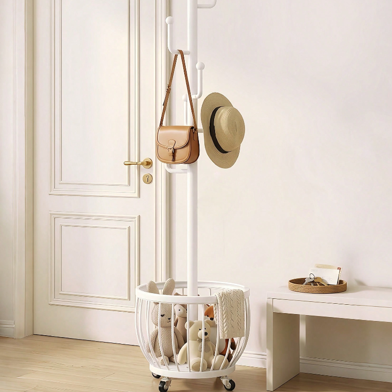 Coat Rack Standing - ツリーコートラックスタンド モダンで洗練された白い金属製自立型コートラック 収納バスケット付き 回転式スイベルホイールフック付き 玄関 寝室